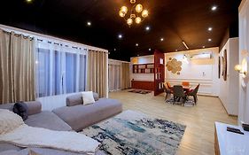Villa Bonapriso-Hydrocarbures Luxueux Consierge , Gardien ,Wifi , Groupe Electrogene